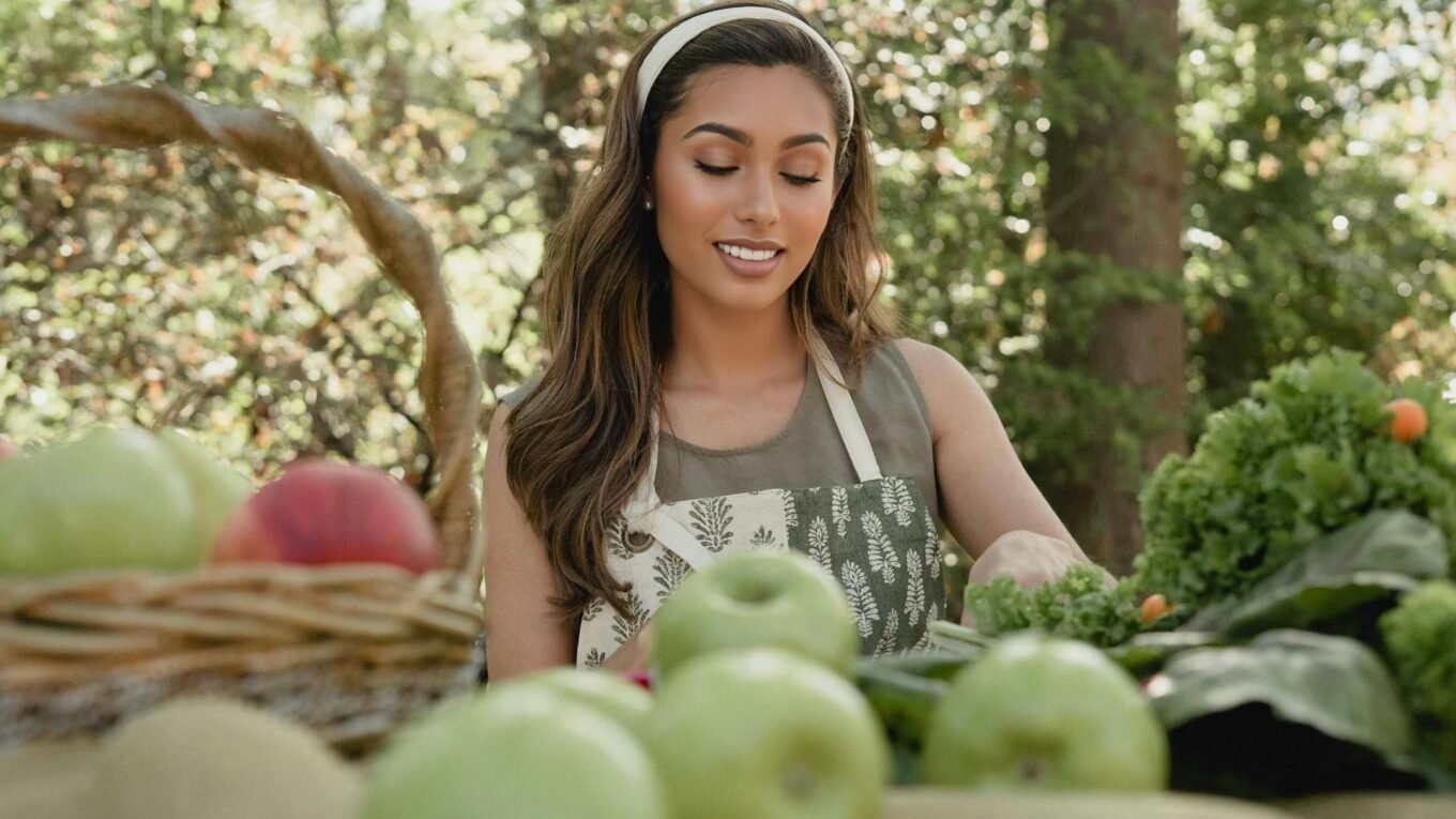 Alimentação e Beleza: Como Sua Dieta Impacta na Aparência A beleza está diretamente ligada à alimentação. A pele, o cabelo e as unhas refletem os nutrientes que ingerimos, mostrando sinais de equilíbrio ou deficiência. Para manter uma aparência jovem e saudável, é essencial escolher alimentos que favorecem a hidratação, a renovação celular e a produção de colágeno.